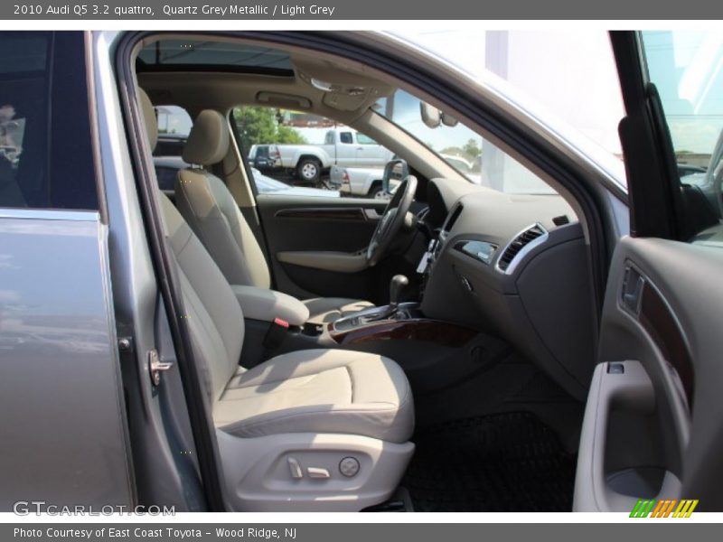 Quartz Grey Metallic / Light Grey 2010 Audi Q5 3.2 quattro