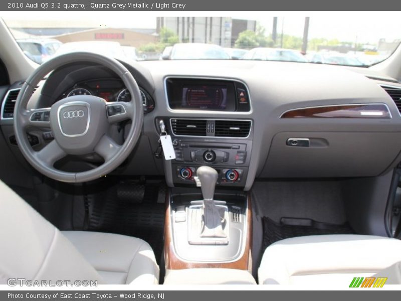 Quartz Grey Metallic / Light Grey 2010 Audi Q5 3.2 quattro