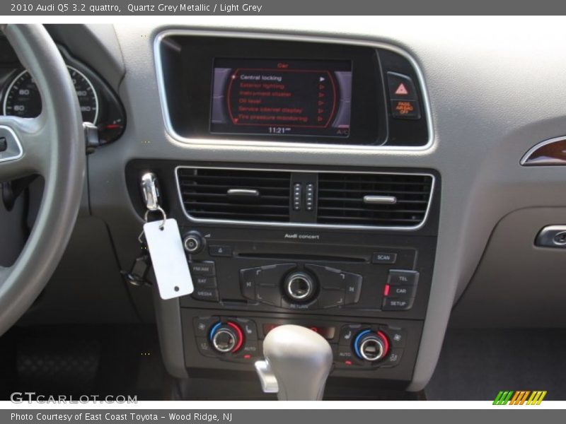 Quartz Grey Metallic / Light Grey 2010 Audi Q5 3.2 quattro