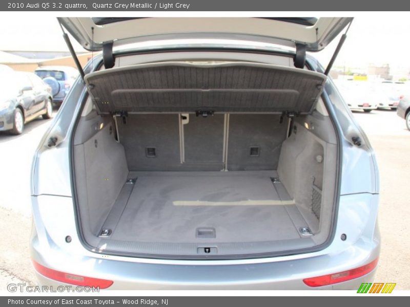 Quartz Grey Metallic / Light Grey 2010 Audi Q5 3.2 quattro
