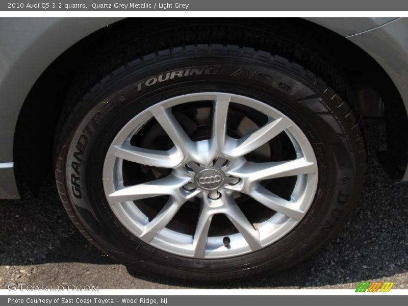 Quartz Grey Metallic / Light Grey 2010 Audi Q5 3.2 quattro