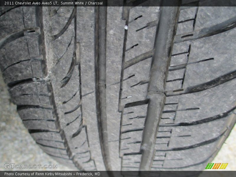 Summit White / Charcoal 2011 Chevrolet Aveo Aveo5 LT