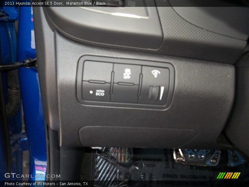 Marathon Blue / Black 2013 Hyundai Accent SE 5 Door
