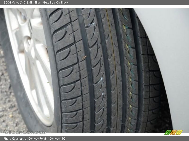 Silver Metallic / Off Black 2004 Volvo S40 2.4i