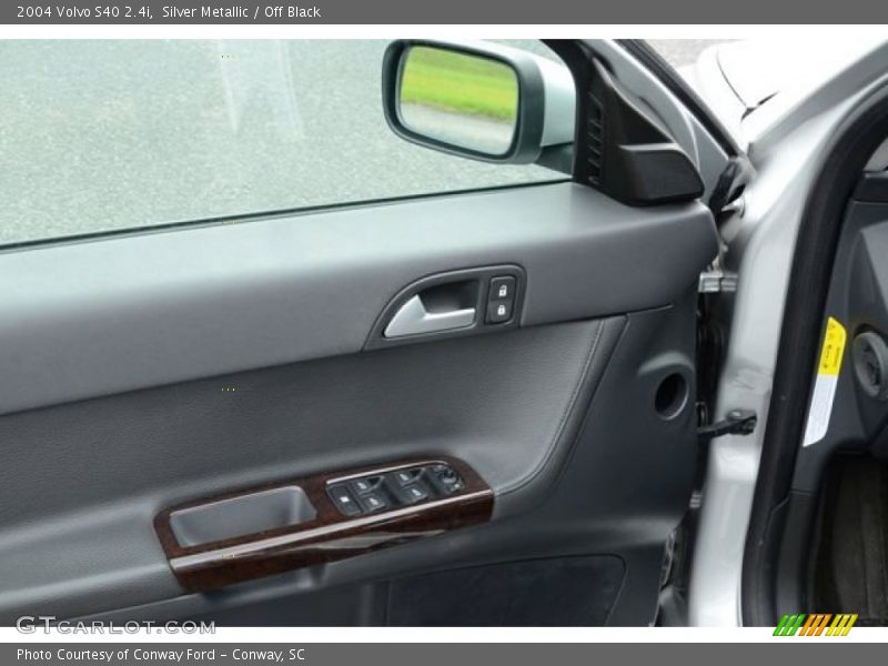 Silver Metallic / Off Black 2004 Volvo S40 2.4i