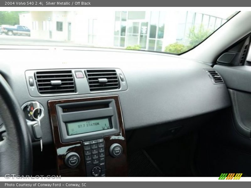 Silver Metallic / Off Black 2004 Volvo S40 2.4i