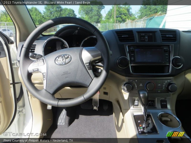 Blizzard White Pearl / Sand Beige 2013 Toyota Highlander SE