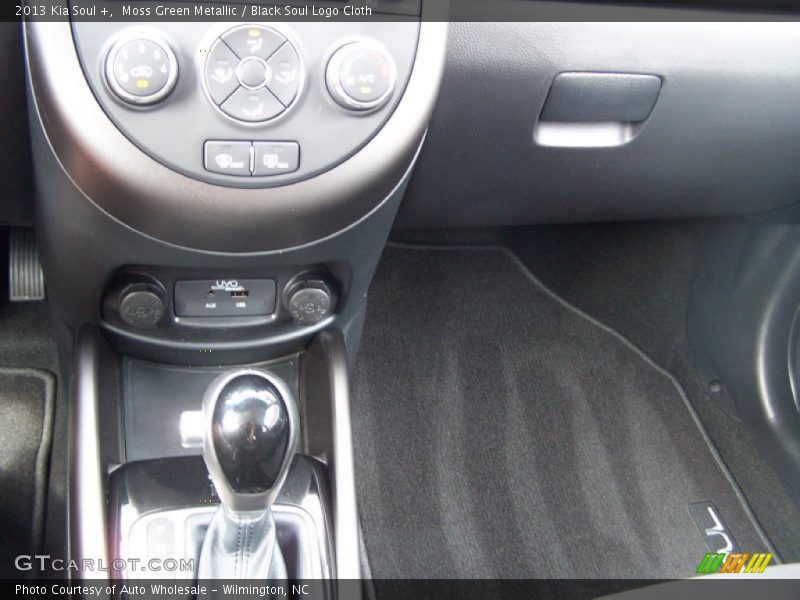Moss Green Metallic / Black Soul Logo Cloth 2013 Kia Soul +