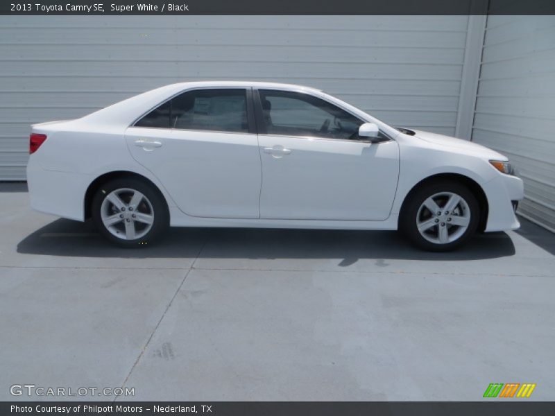 Super White / Black 2013 Toyota Camry SE