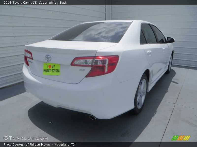Super White / Black 2013 Toyota Camry SE