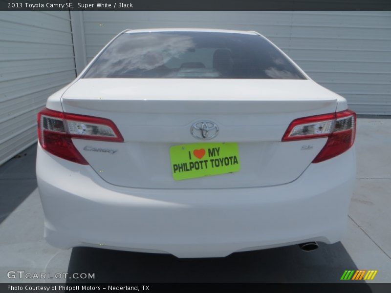 Super White / Black 2013 Toyota Camry SE
