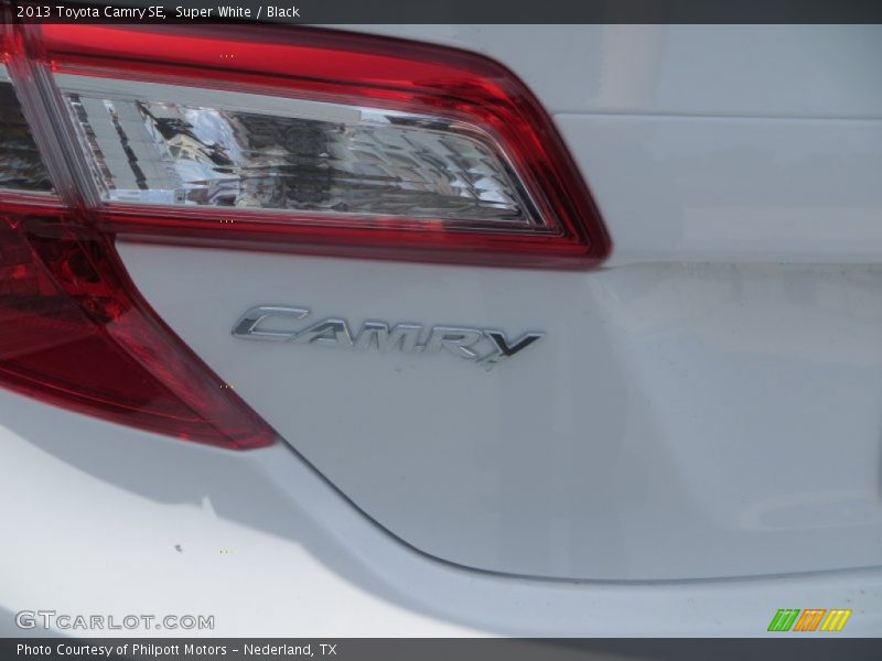 Super White / Black 2013 Toyota Camry SE
