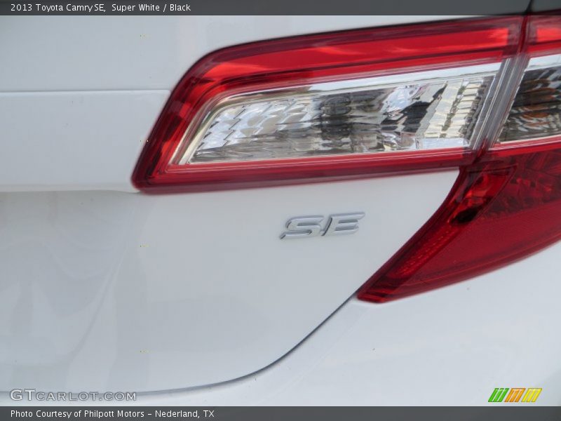 Super White / Black 2013 Toyota Camry SE