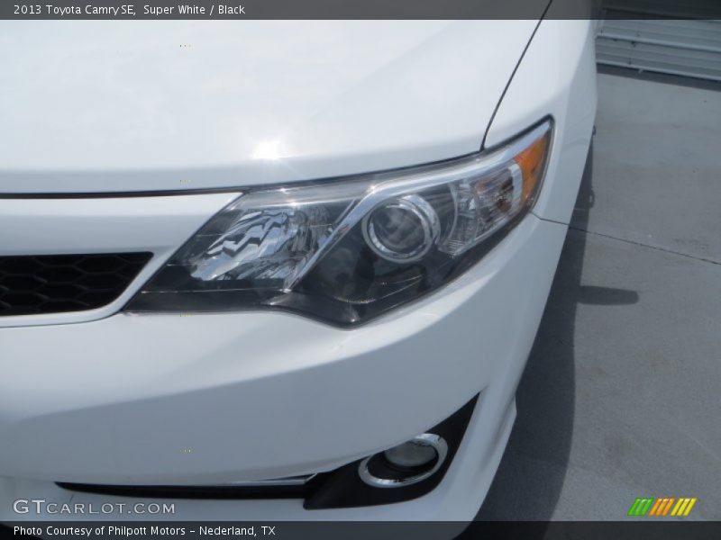Super White / Black 2013 Toyota Camry SE