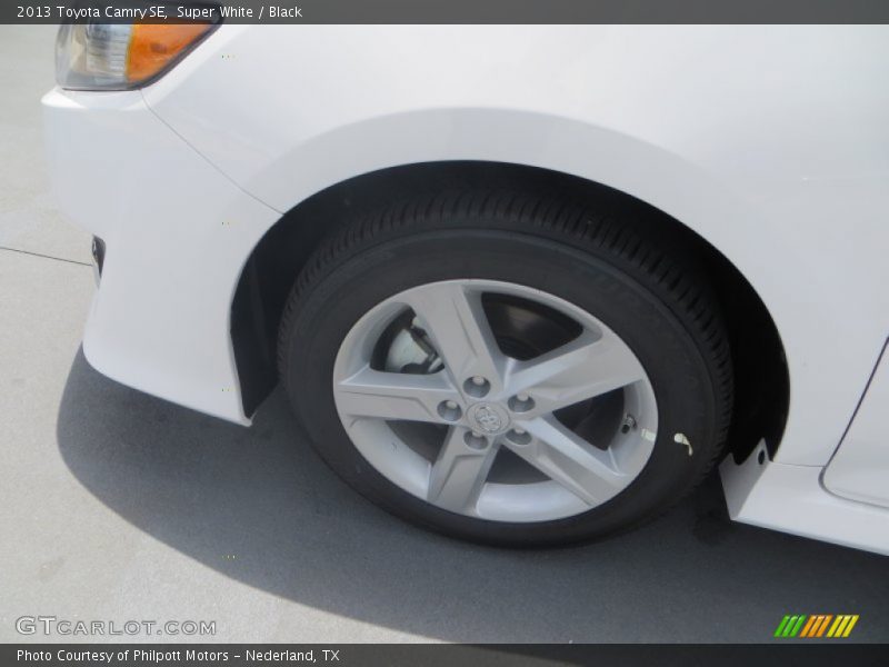 Super White / Black 2013 Toyota Camry SE