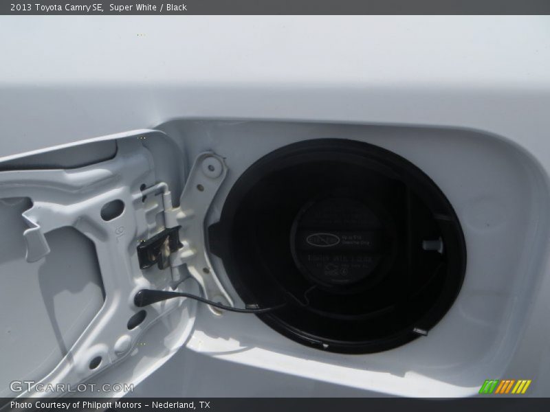Super White / Black 2013 Toyota Camry SE