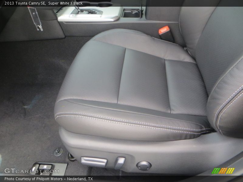 Super White / Black 2013 Toyota Camry SE