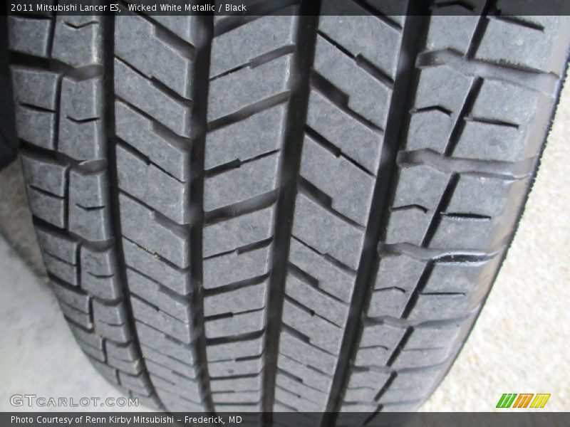 Wicked White Metallic / Black 2011 Mitsubishi Lancer ES