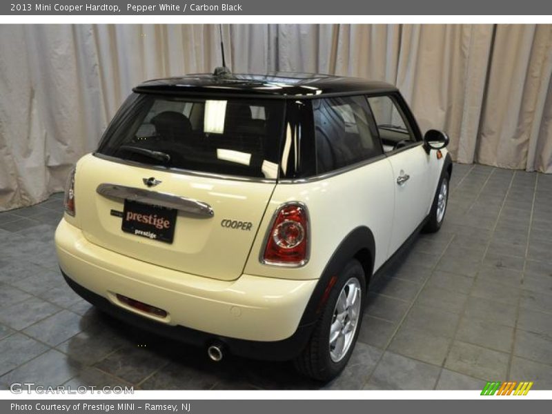 Pepper White / Carbon Black 2013 Mini Cooper Hardtop