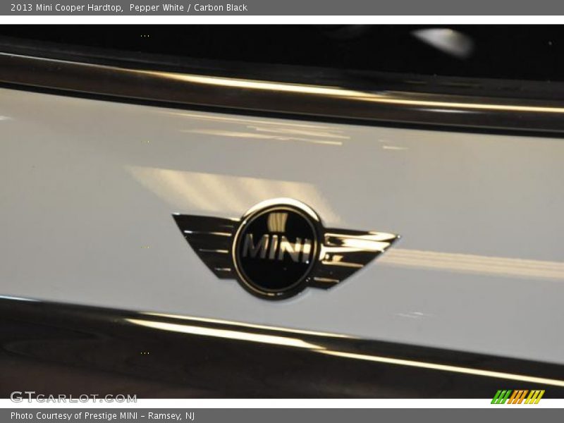 Pepper White / Carbon Black 2013 Mini Cooper Hardtop