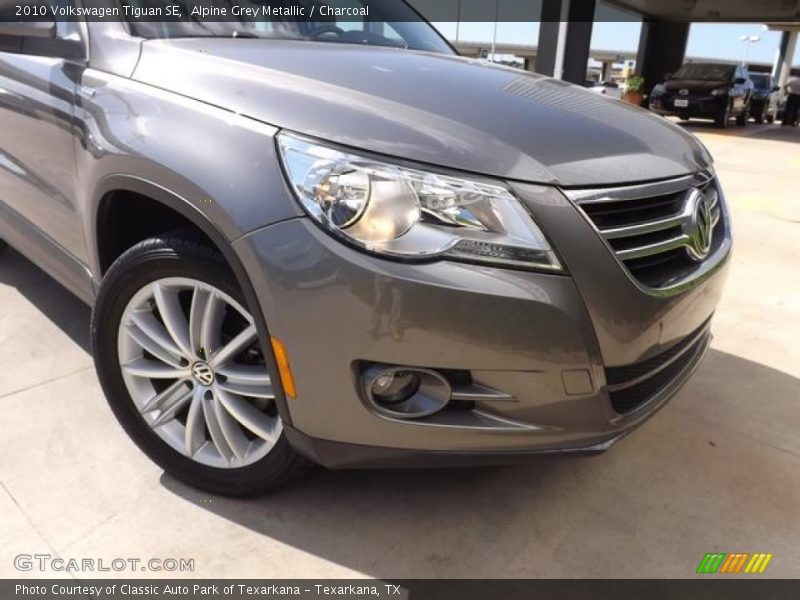 Alpine Grey Metallic / Charcoal 2010 Volkswagen Tiguan SE
