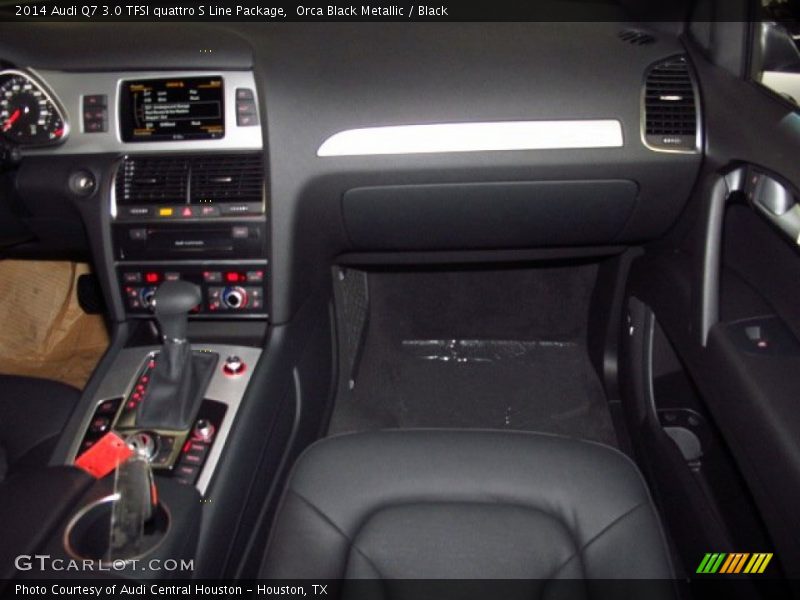 Dashboard of 2014 Q7 3.0 TFSI quattro S Line Package