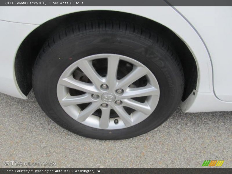 Super White / Bisque 2011 Toyota Camry XLE