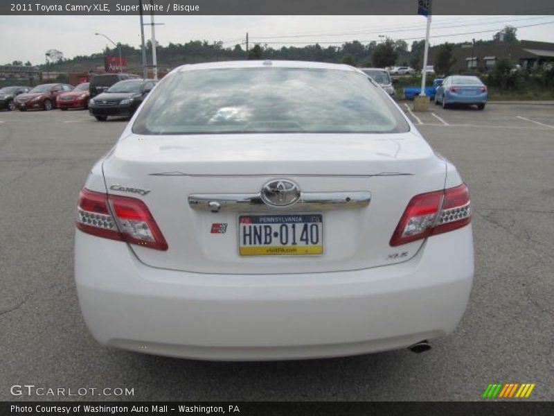 Super White / Bisque 2011 Toyota Camry XLE