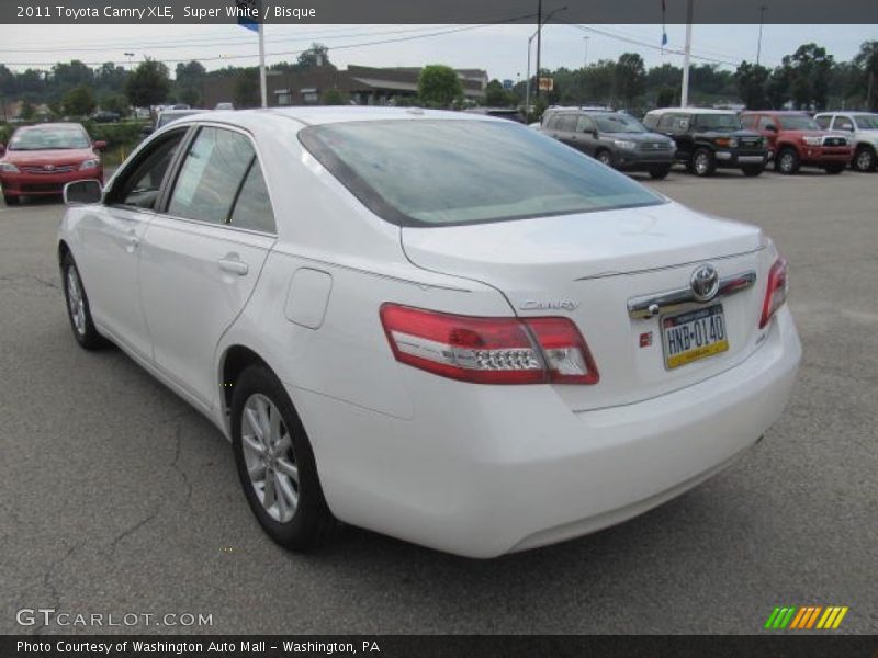 Super White / Bisque 2011 Toyota Camry XLE