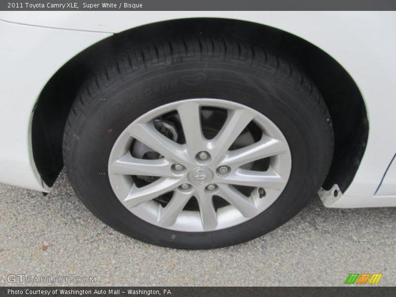 Super White / Bisque 2011 Toyota Camry XLE
