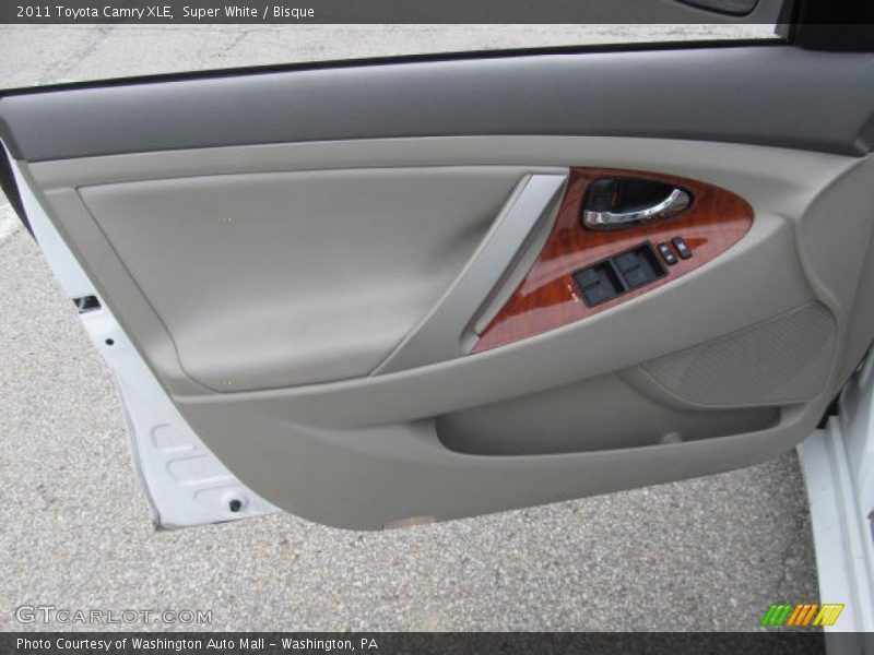 Super White / Bisque 2011 Toyota Camry XLE