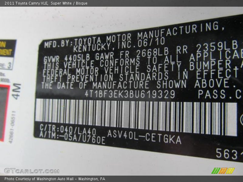 Super White / Bisque 2011 Toyota Camry XLE