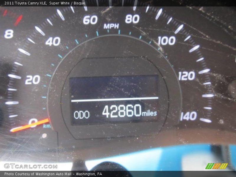 Super White / Bisque 2011 Toyota Camry XLE