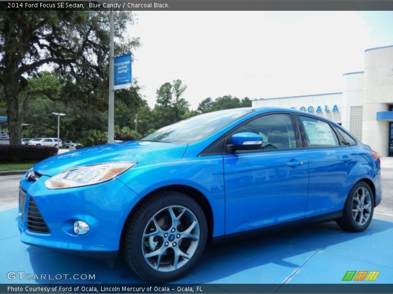 Front 3/4 View of 2014 Focus SE Sedan