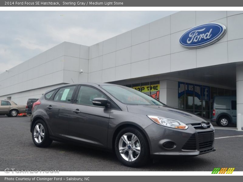 Front 3/4 View of 2014 Focus SE Hatchback