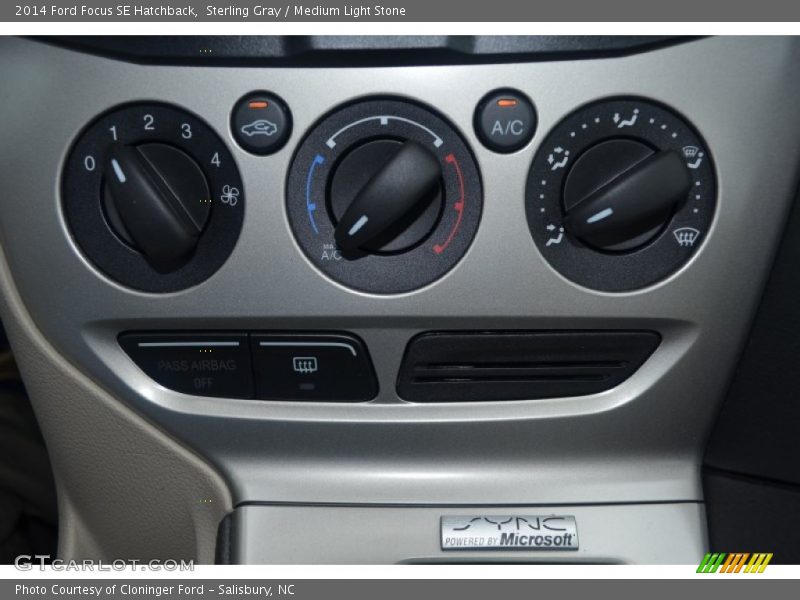 Controls of 2014 Focus SE Hatchback