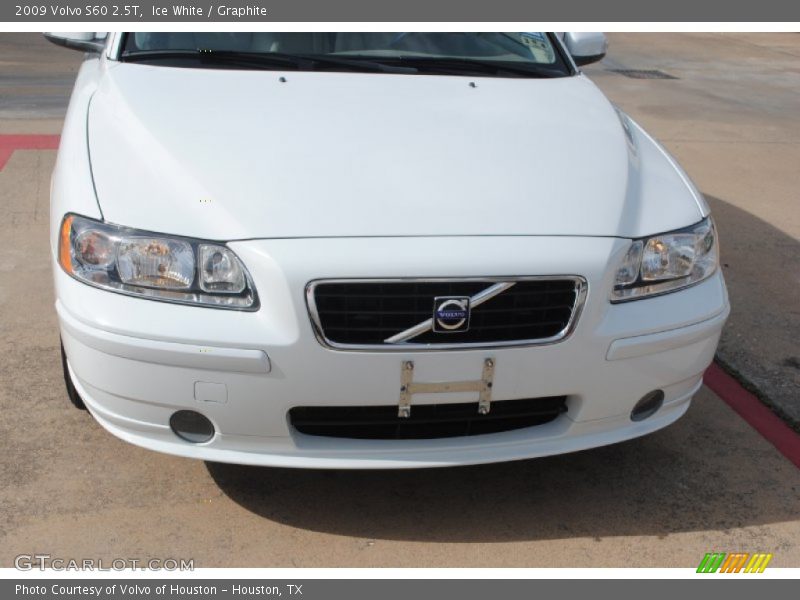 Ice White / Graphite 2009 Volvo S60 2.5T
