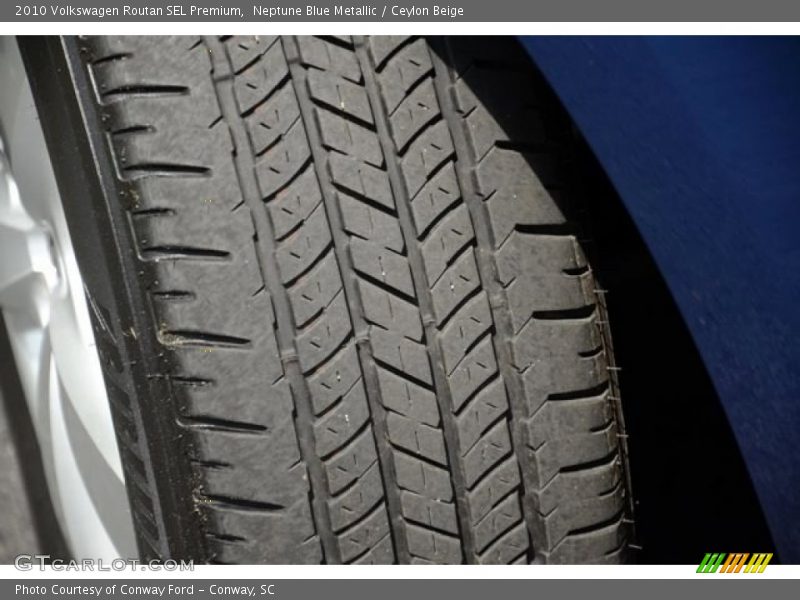 Neptune Blue Metallic / Ceylon Beige 2010 Volkswagen Routan SEL Premium