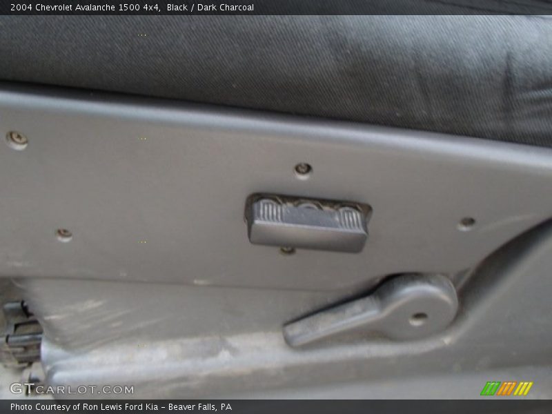 Black / Dark Charcoal 2004 Chevrolet Avalanche 1500 4x4