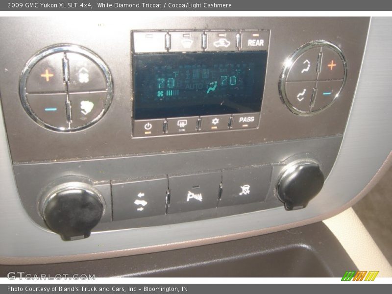 White Diamond Tricoat / Cocoa/Light Cashmere 2009 GMC Yukon XL SLT 4x4