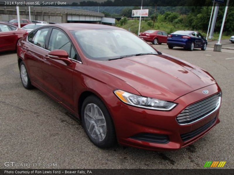 Front 3/4 View of 2014 Fusion SE