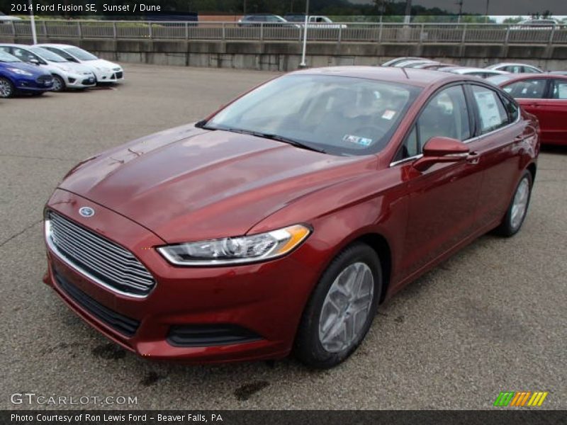 Front 3/4 View of 2014 Fusion SE