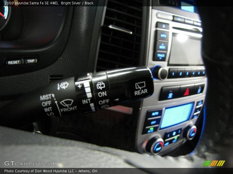 Bright Silver / Black 2009 Hyundai Santa Fe SE 4WD