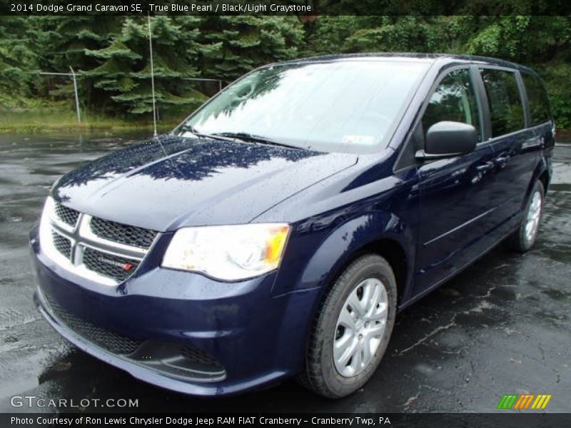 Front 3/4 View of 2014 Grand Caravan SE
