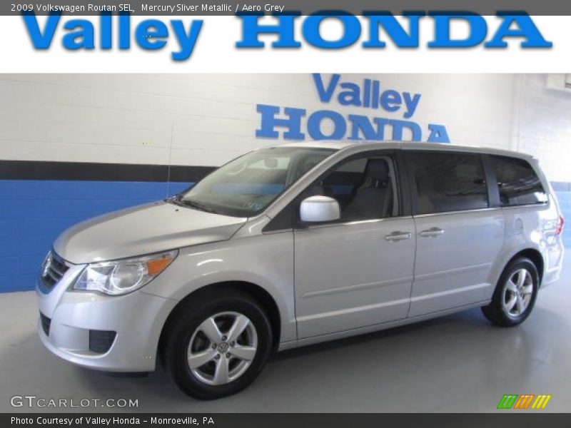 Mercury Sliver Metallic / Aero Grey 2009 Volkswagen Routan SEL