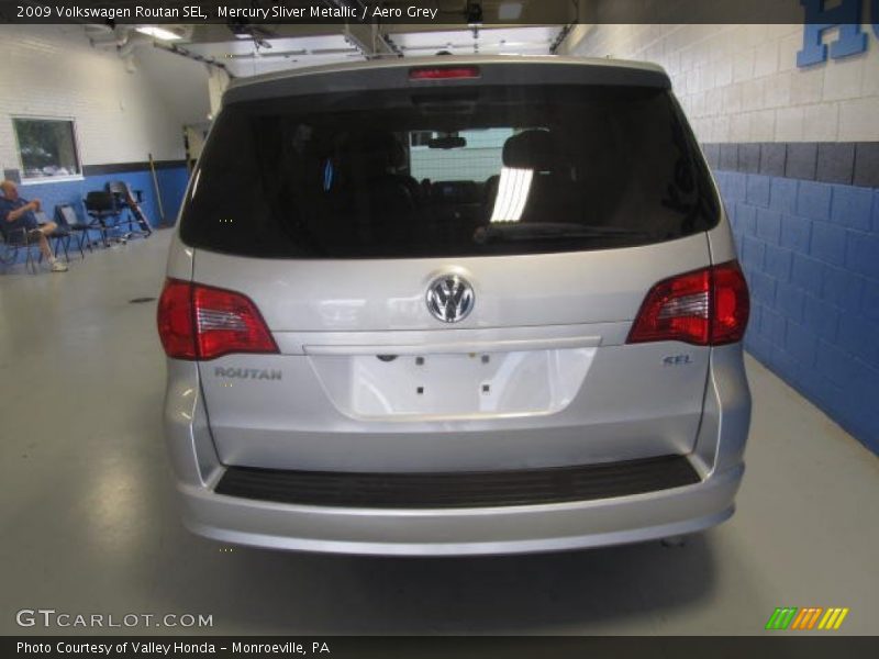 Mercury Sliver Metallic / Aero Grey 2009 Volkswagen Routan SEL