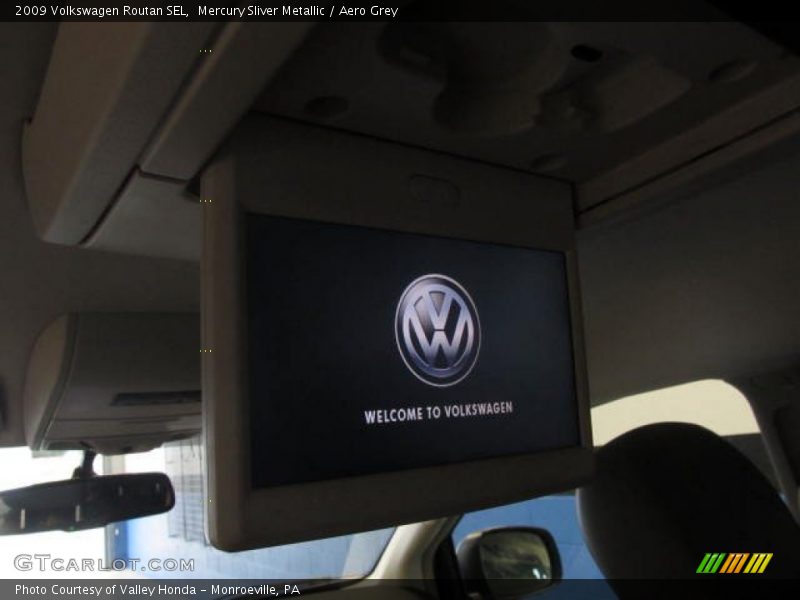 Mercury Sliver Metallic / Aero Grey 2009 Volkswagen Routan SEL