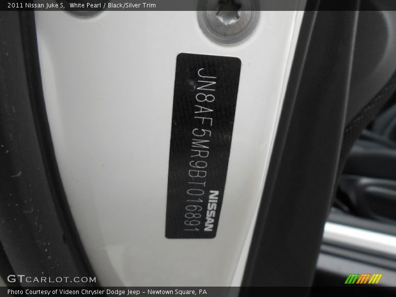 White Pearl / Black/Silver Trim 2011 Nissan Juke S