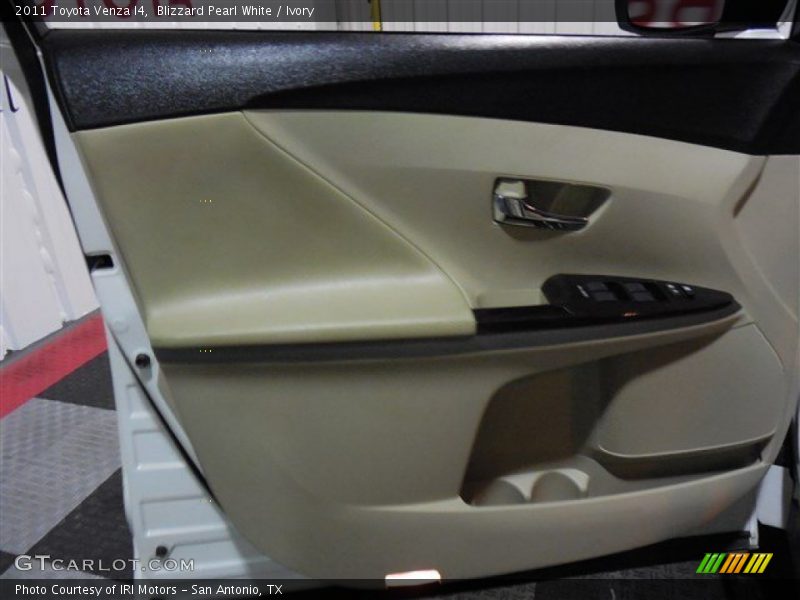 Blizzard Pearl White / Ivory 2011 Toyota Venza I4