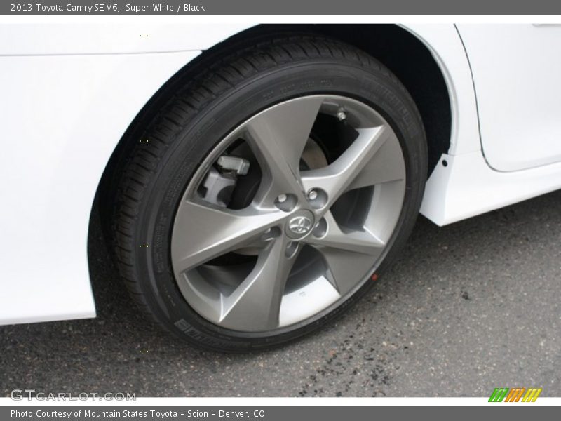 Super White / Black 2013 Toyota Camry SE V6